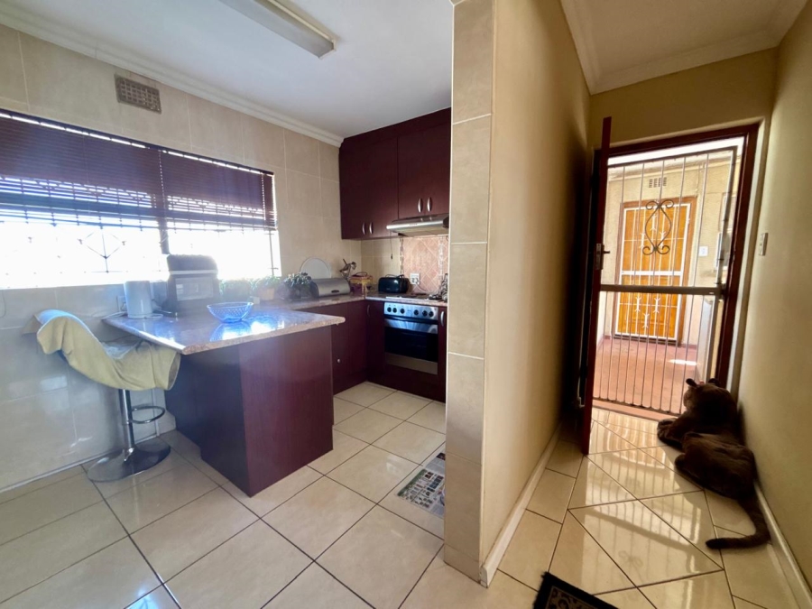 2 Bedroom Property for Sale in Goodwood Central Western Cape
